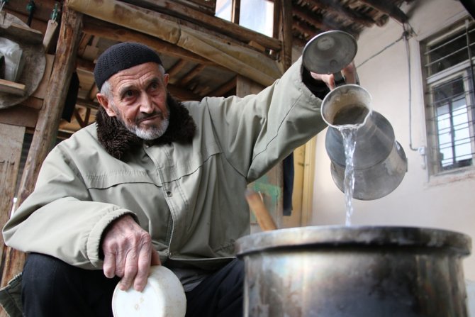 Tenceresi 10 Yıldır Kediler İçin Kaynıyor