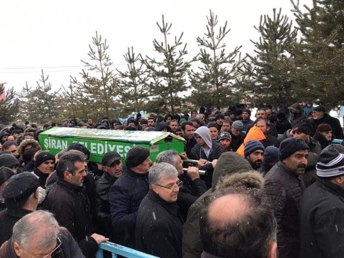 Elinde Çocuğu İçin Aldığı Doğum Günü Pastasıyla Can Veren Baba Karlar Altında Son Yolculuğuna Uğurlandı