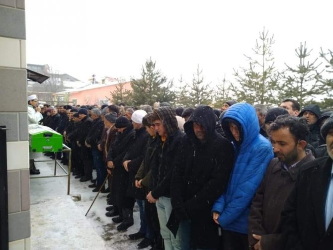 Elinde Çocuğu İçin Aldığı Doğum Günü Pastasıyla Can Veren Baba Karlar Altında Son Yolculuğuna Uğurlandı