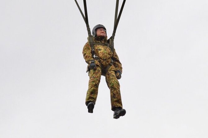 Japon Savunma Bakanı Kono, 11 Metre Yükseklikten Atladı
