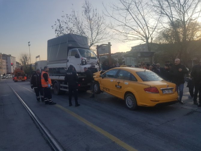 Bağcılar’da İki Araç Kaza Yaptı, Tramvay Seferleri Durdu