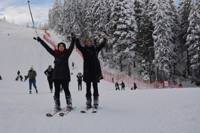 Artvin’de Hafta Sonu Atabarı Kayak Merkezi Doldu Taştı
