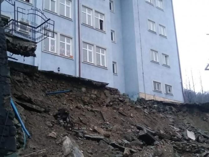 Boşaltılan Okulun İstinat Duvarı Çöktü