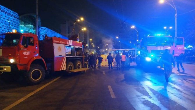 Ukrayna’da Sıcak Su Borusu Patladı, Asfalt Çöktü