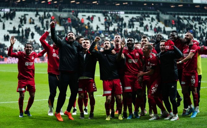 Avcı’ya Tepki, Sivasspor’a Alkış