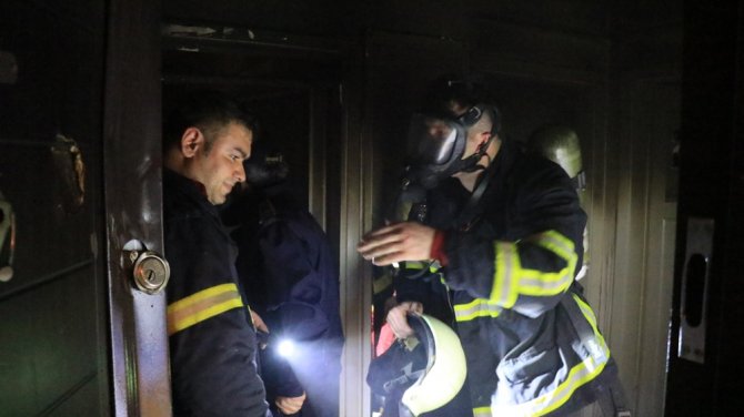 Evde Çıkan Yangında Mahsur Kalan Şahsı İtfaiye Ekipleri Kurtardı