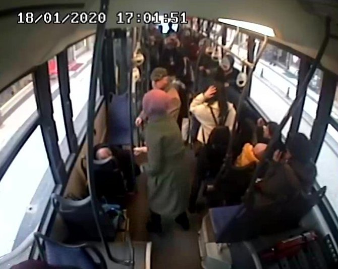 Kontrolsüz Dönen Otomobile Halk Otobüsü Çarptı