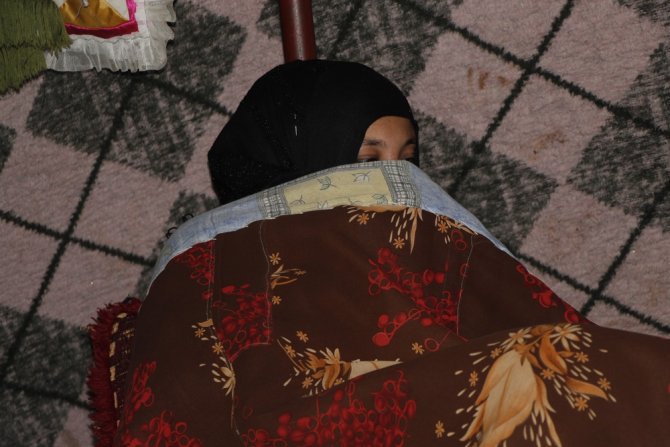 Engelli Eşi Ve Kızlarıyla İdlib’den Kaçan Annenin Dramı