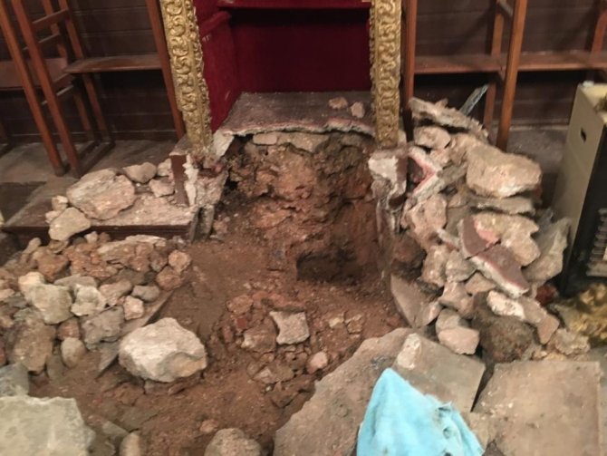 Kilisede Kazı Yaparak Tarihi Tabloyu Çalan Şüpheliler Yakalandı