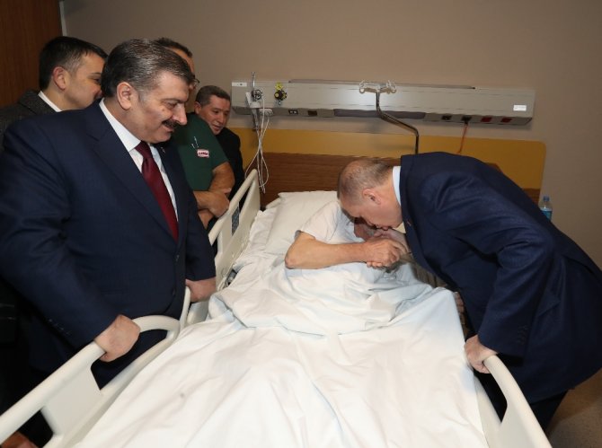 Cumhurbaşkanı Erdoğan’dan Hastanedeki Depremzedelere Ziyaret