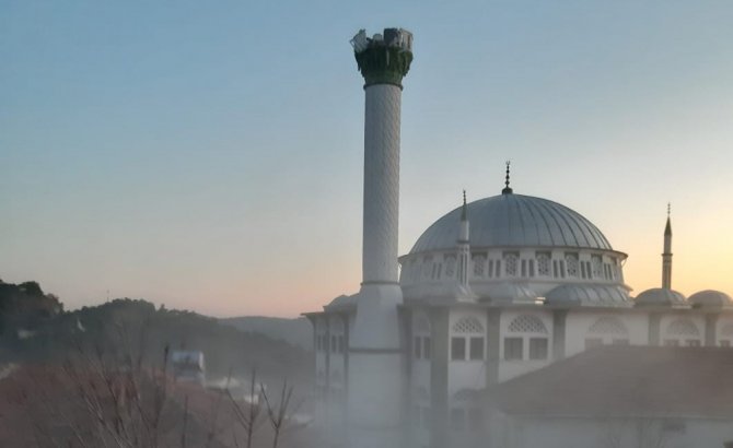 Depremde Hasar Gören Cami Minaresi Yıkıldı