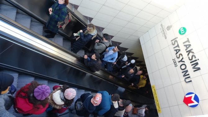 Taksim Metrosunun Yürüyen Merdivenlerinde Tehlikeli Oyun