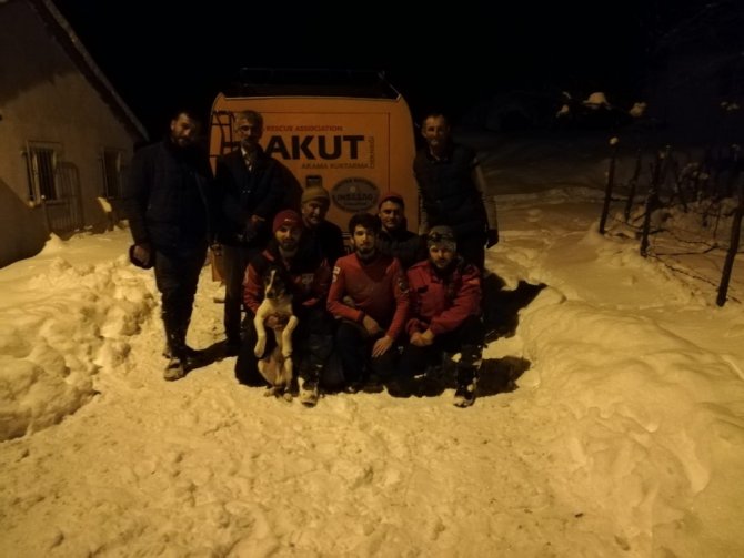 Buz Tutmuş Derede Mahsur Kalan Köpeği Akut Kurtardı