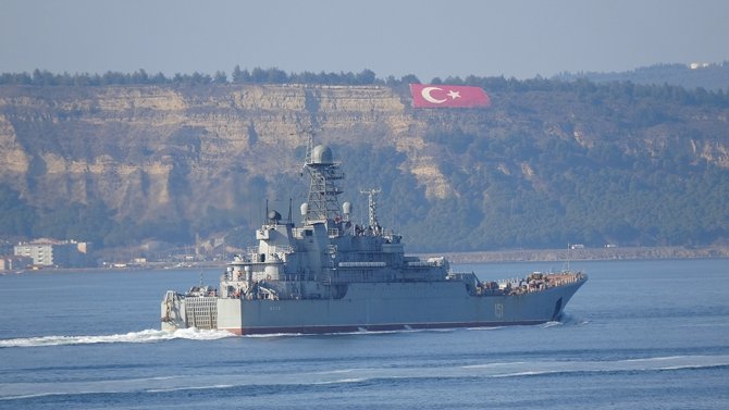 Rus Savaş Gemisi ’Azov’, Çanakkale Boğazı’ndan Geçti