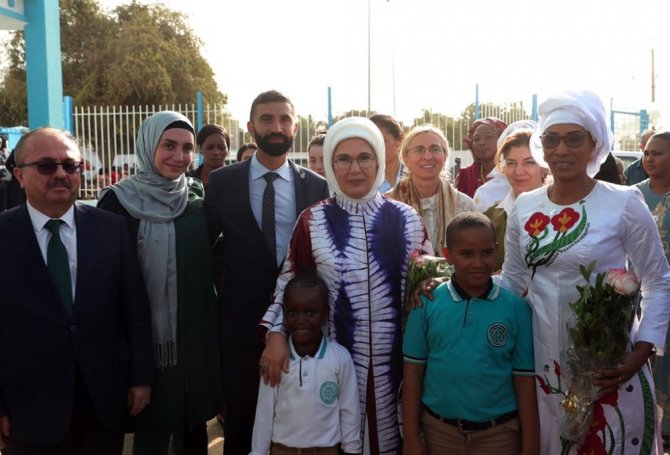 Emine Erdoğan’dan Gambiya’da Türk Okuluna Ziyaret