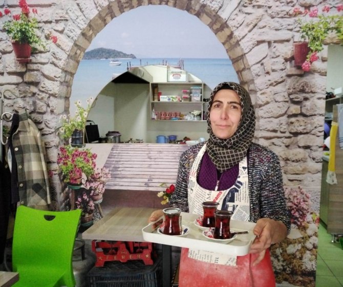 "Ayşe Teyze" Çocuklarını Okutmak İçin Çaycılık Yapıyor
