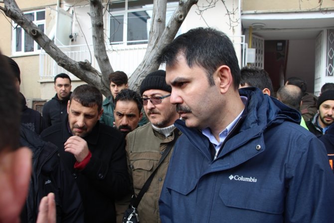 Bakan Kurum, Depremde Hasar Gören Mahallelerde İncelemede Bulunuyor