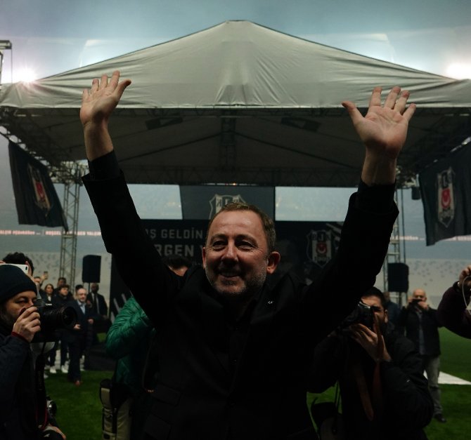 Sergen Yalçın, 20 Bin Taraftarın Önünde İmzayı Attı