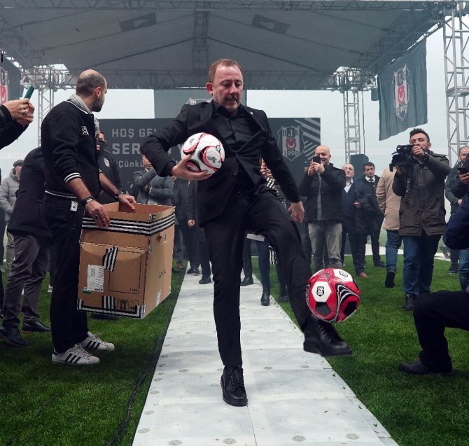 Sergen Yalçın, 20 Bin Taraftarın Önünde İmzayı Attı