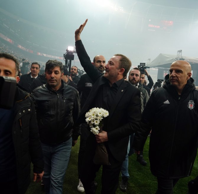 Sergen Yalçın, 20 Bin Taraftarın Önünde İmzayı Attı