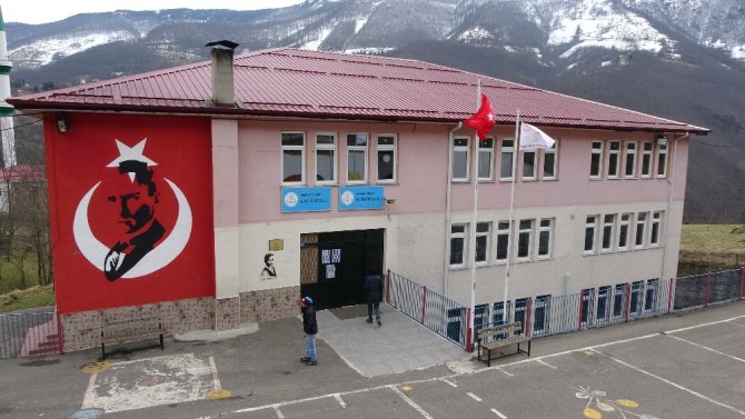 Trabzon’da Bir Okulda Çatlaklar Nedeniyle Boşaltma Kararı Alındı