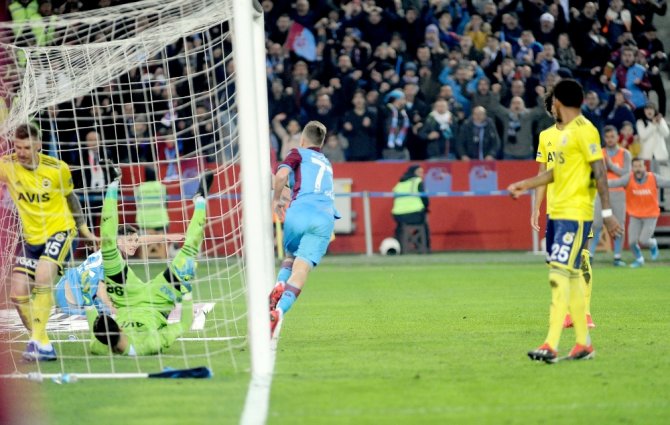Trabzonspor Fenerbahçe’yi 2 Golle Geçti