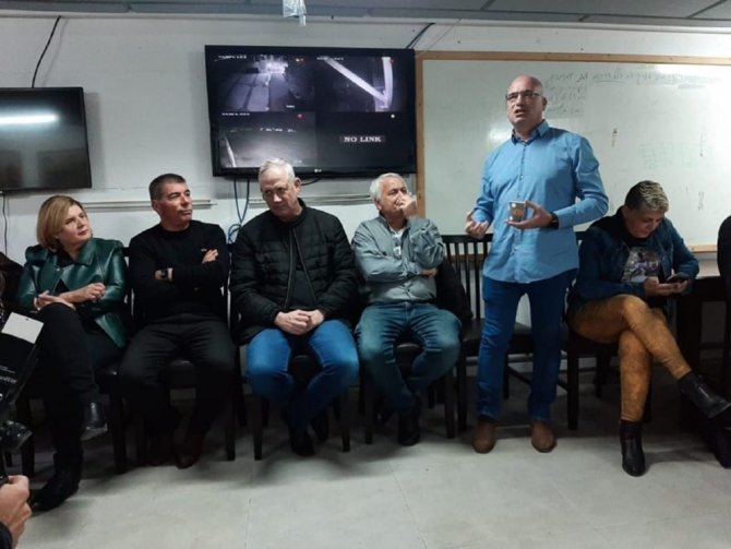 Gantz, Çalan Sirenler Nedeniyle Sığınağa Kaçtı