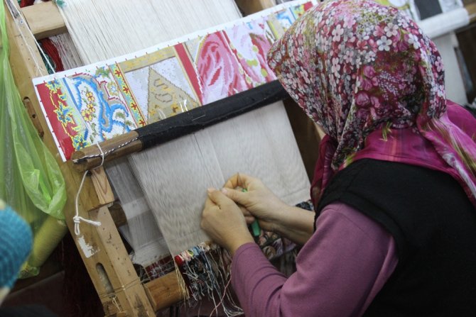 1 Milyon Düğümle Bir Metre Halı Dokuyorlar
