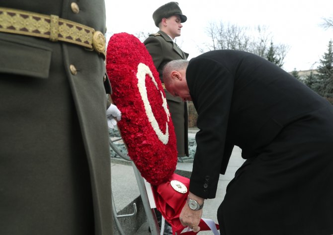 Cumhurbaşkanı Erdoğan, Ukrayna’da Meçhul Asker Anıtı’nı Ziyaret Etti