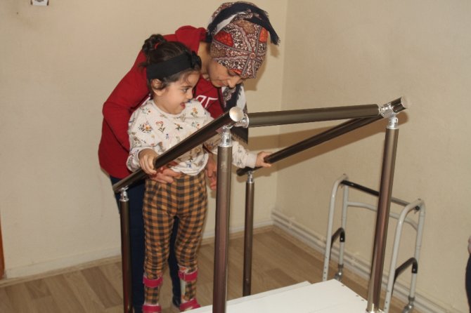 5 Yaşındaki Esin Yürümek İçin Yardım Bekliyor