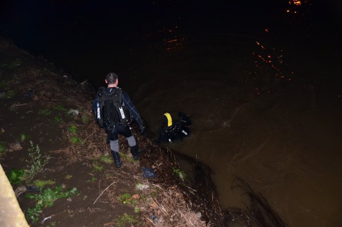 Irmağa Atlayan Kızını Kurtarmak İsteyen Baba Kayboldu
