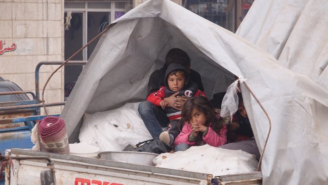 İdlib’e Bombardıman Sürüyor, Siviller Çareyi Kaçmakta Buluyor