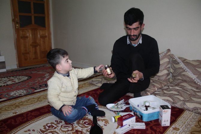 Tek Çocuğu İçin Yetkililere Seslendi: "Oğlumu Kurtarın"
