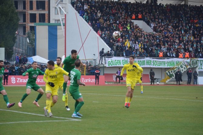 İlk Yarı Fenerbahçe’nin Üstünlüğüyle Bitti