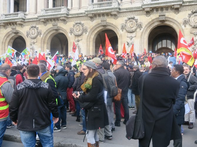 Fransa’da Kamu Çalışanlarından Emeklilik Reformu Protestosu