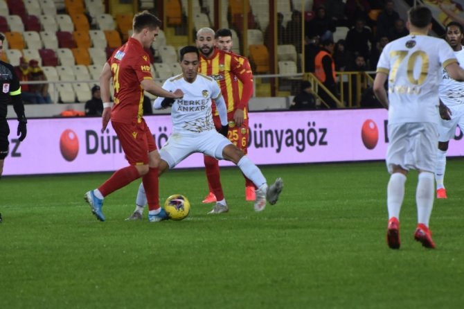 İlk Yarı Sessiz Bitti