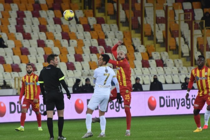 İlk Yarı Sessiz Bitti
