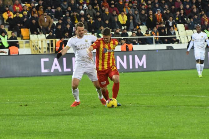 İlk Yarı Sessiz Bitti