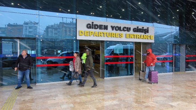 Trabzon Şehir Merkezine 3 Yıl Aradan Sonra Kar Yağdı