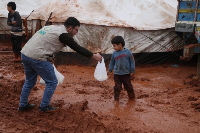 561 İnsani Yardım Tırı İdlip’e Ulaştı