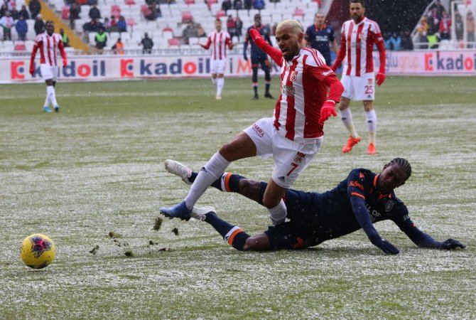 İlk Yarı Sessiz Bitti