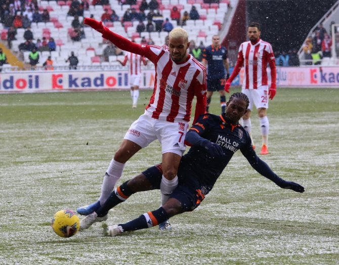 İlk Yarı Sessiz Bitti
