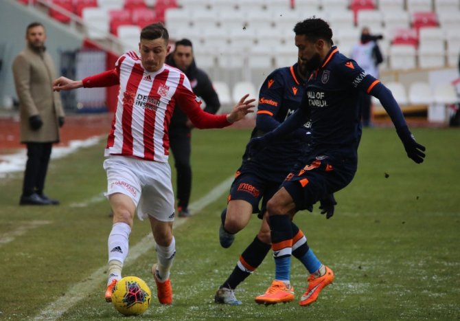 İlk Yarı Sessiz Bitti