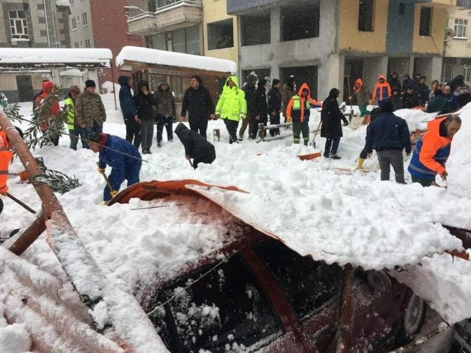 Arhavi’de Çatısında Biriken Kar Nedeniyle Pazar Yeri Çöktü: 1 Yaralı