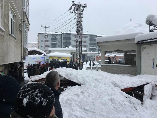 Arhavi’de Çatısında Biriken Kar Nedeniyle Pazar Yeri Çöktü: 1 Yaralı