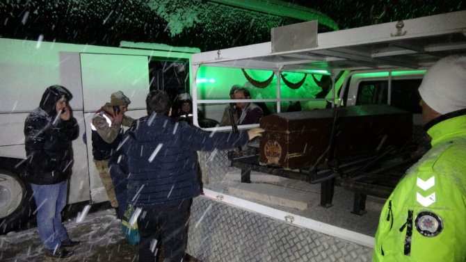 Yolcu Otobüsü Kamyonla Çarpıştı: 1 Ölü, 1 Yaralı