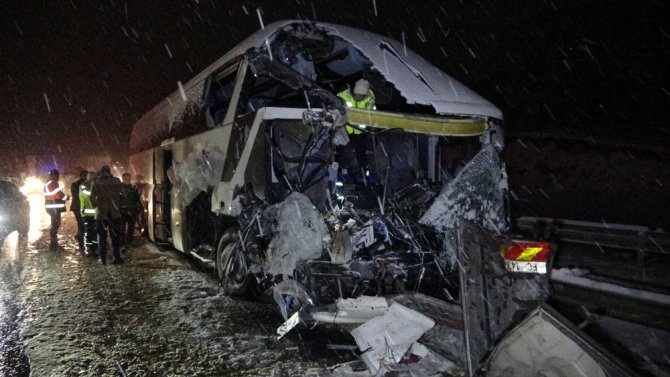 Yolcu Otobüsü Kamyonla Çarpıştı: 1 Ölü, 1 Yaralı