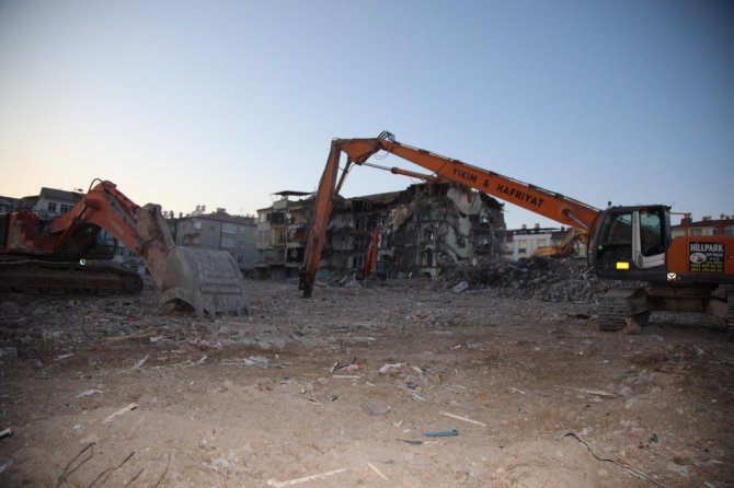Bakan Kurum Deprem Bölgesinde İncelemelerde Bulundu