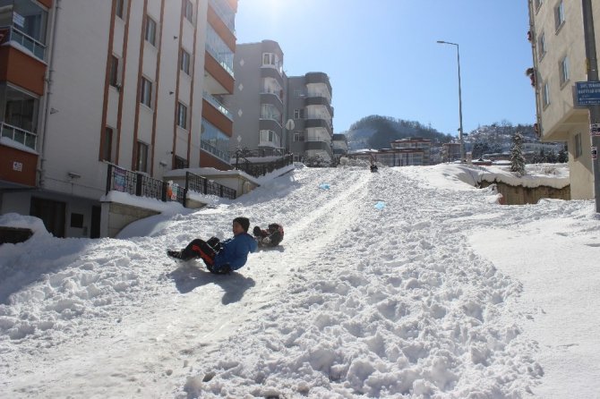 Faciadan Dönülen Yokuşta Çocuklar Kaymaya Devam Ediyor