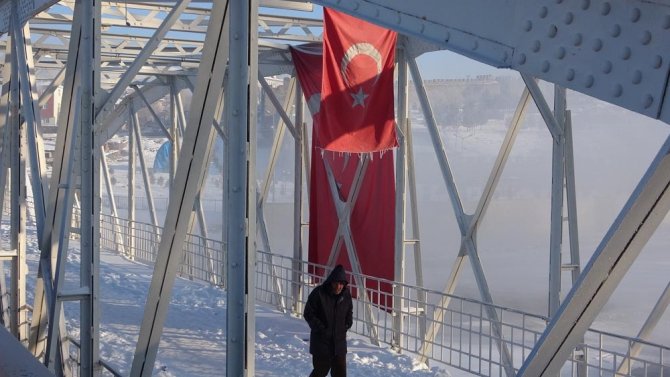 Ardahan Buz Şehre Döndü: Termometreler Eksi 38’i Gördü